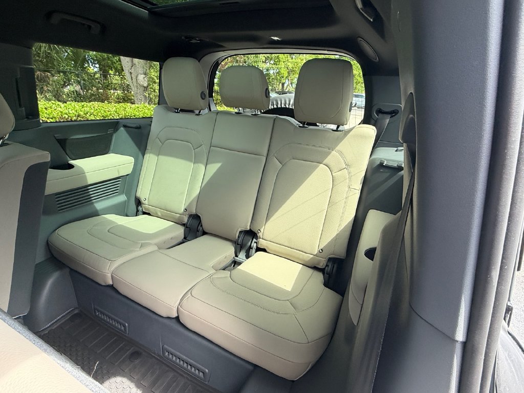Used 2023 Black Land Rover SE image 26