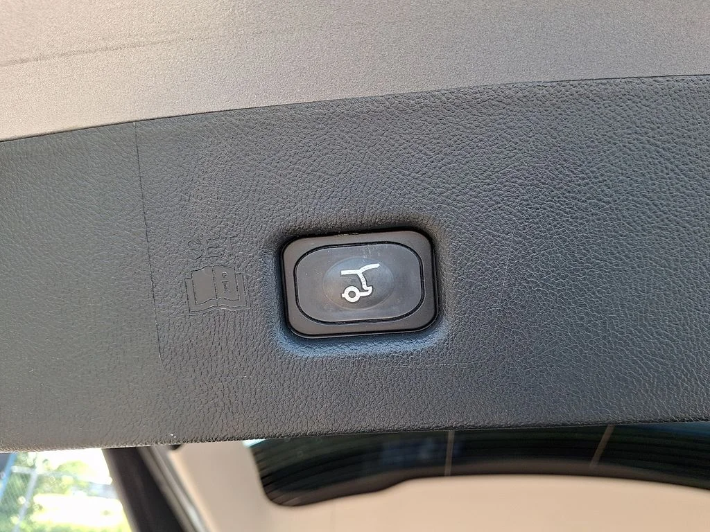 Used 2023 Silver Lincoln Reserve image 30
