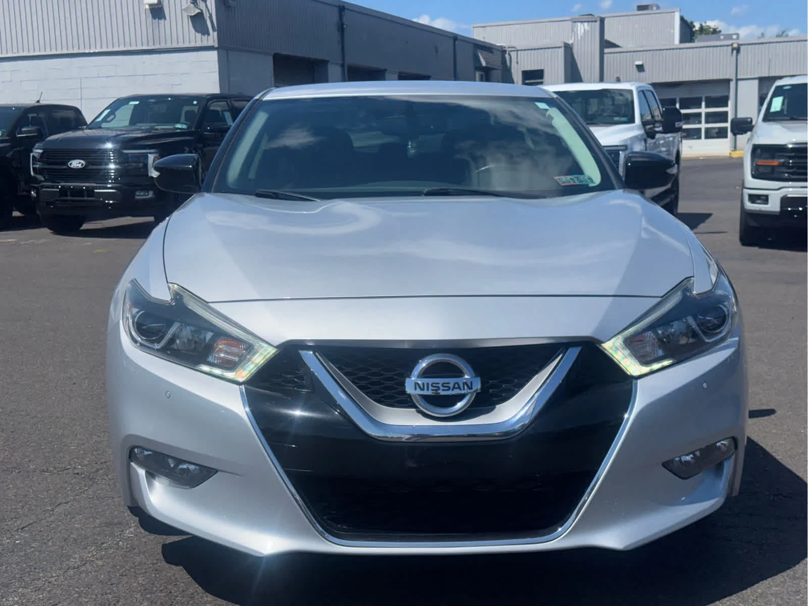 Used 2017 Brilliant Silver Nissan SR image 8