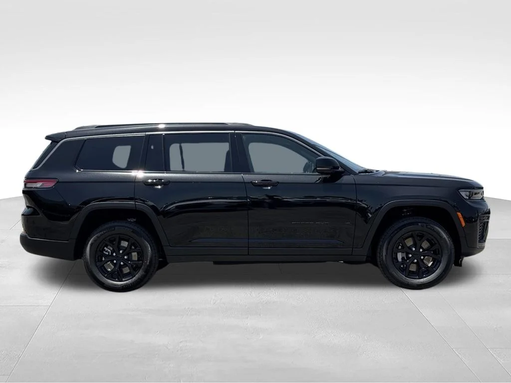 New 2026 Diamond Black Crystal Pearl-Coat Exterior Paint Jeep Altitude image 6