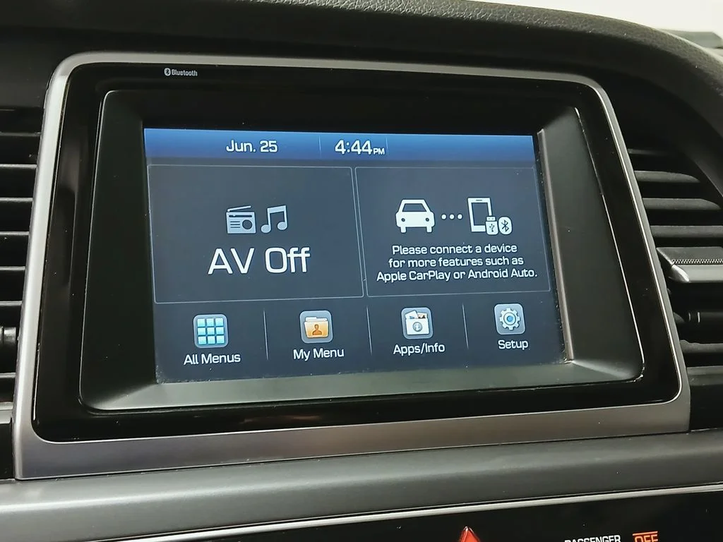 Used 2018 White Hyundai SE image 19