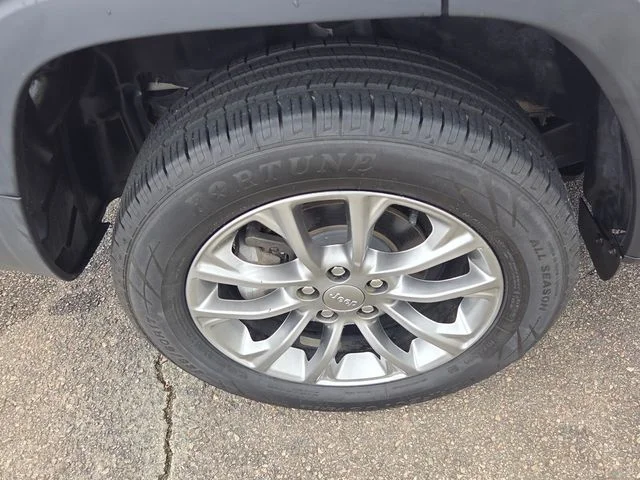 Used 2021 White Jeep Latitude Plus image 25