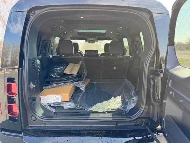 New 2023 Santorini Black Land Rover SE image 10