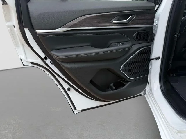 New 2026 Bright White Clear-Coat Exterior Paint Jeep Limited Reserve image 12