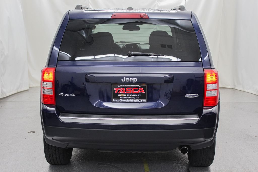 Used 2017 Blue Jeep Latitude image 10