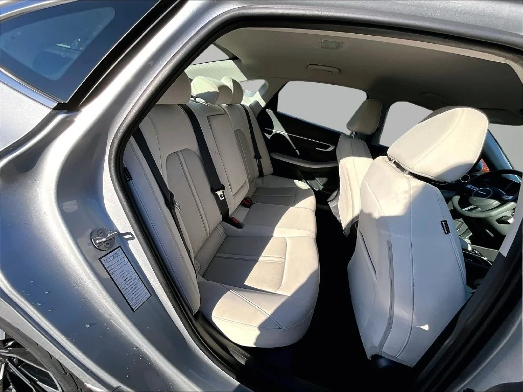 Used 2025 Silver Hyundai SEL image 28