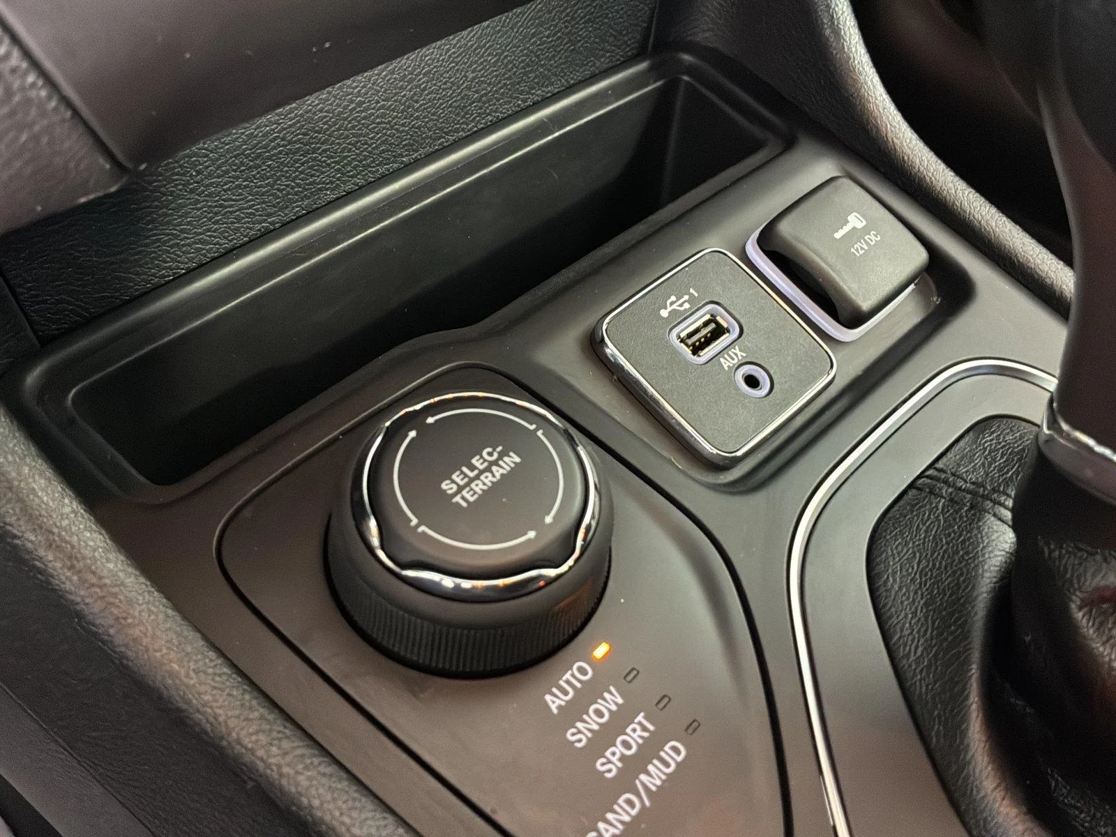 Used 2020 Diamond Black Crystal Pearlcoat Jeep Latitude image 50