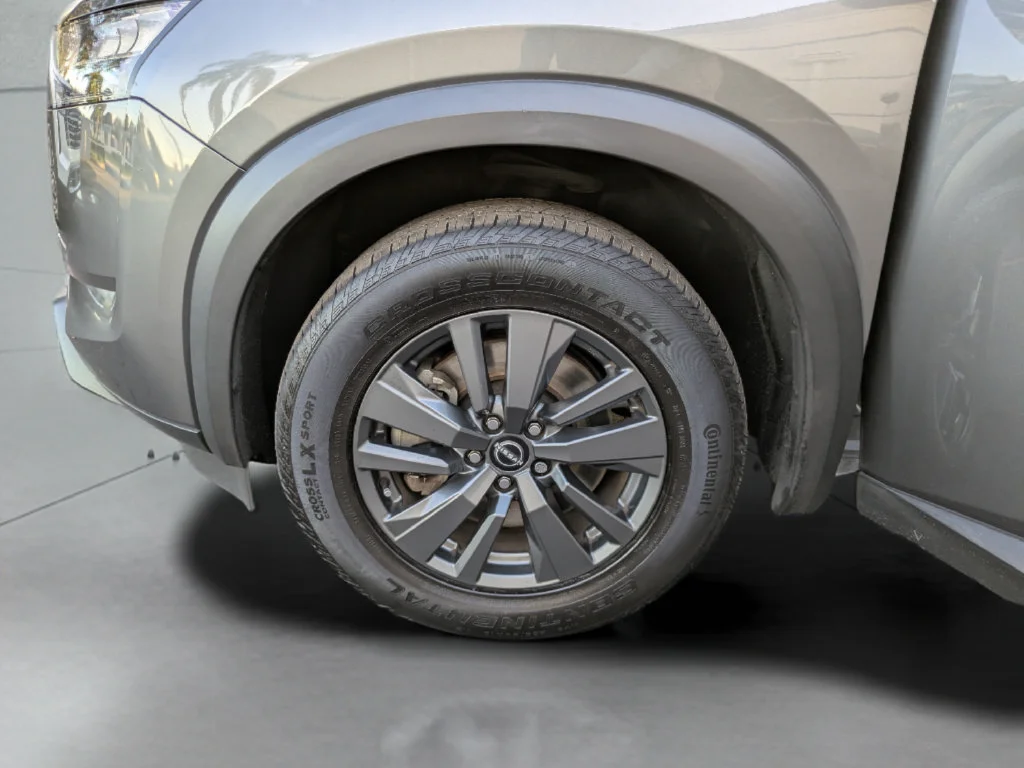 Used 2022 Gray Nissan SV image 37