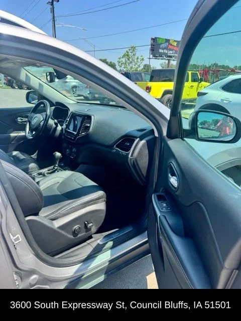 Used 2019 Silver Jeep Limited image 19