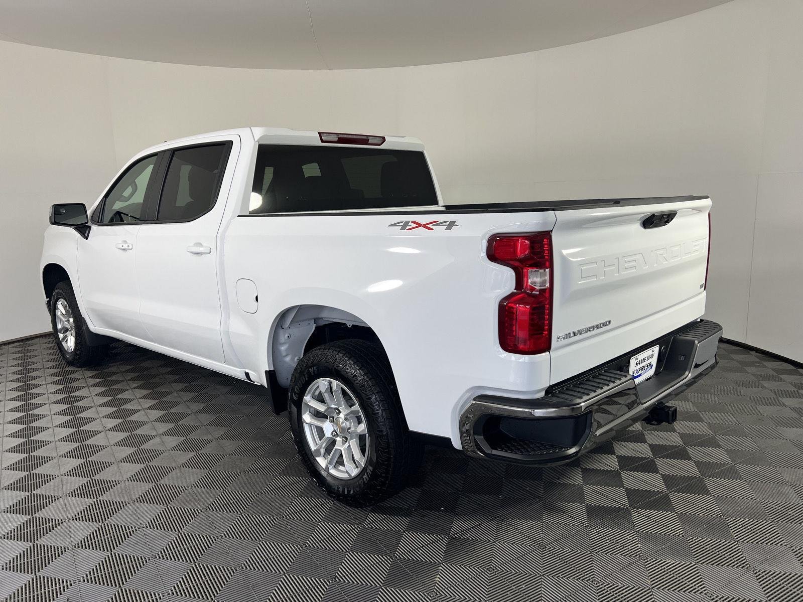 Used 2026 Summit White Chevrolet LT image 5