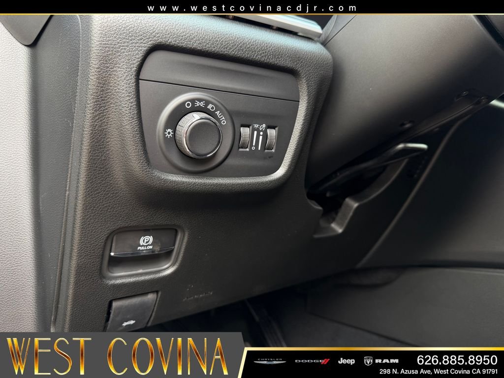 New 2026 Diamond Black Crystal Pearl-Coat Exterior Paint Jeep Altitude image 32