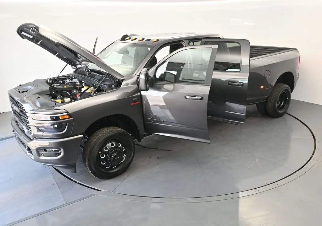 New 2026 Granite Crystal Metallic Clear-Coat Exterior Paint RAM Laramie image 46
