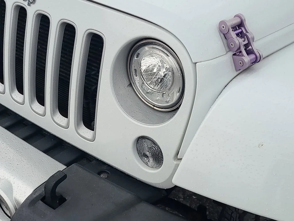 Used 2018 White Jeep Sahara 4x4 image 21