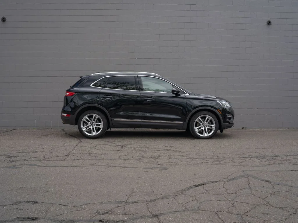 Used 2017 Black Lincoln Reserve image 8