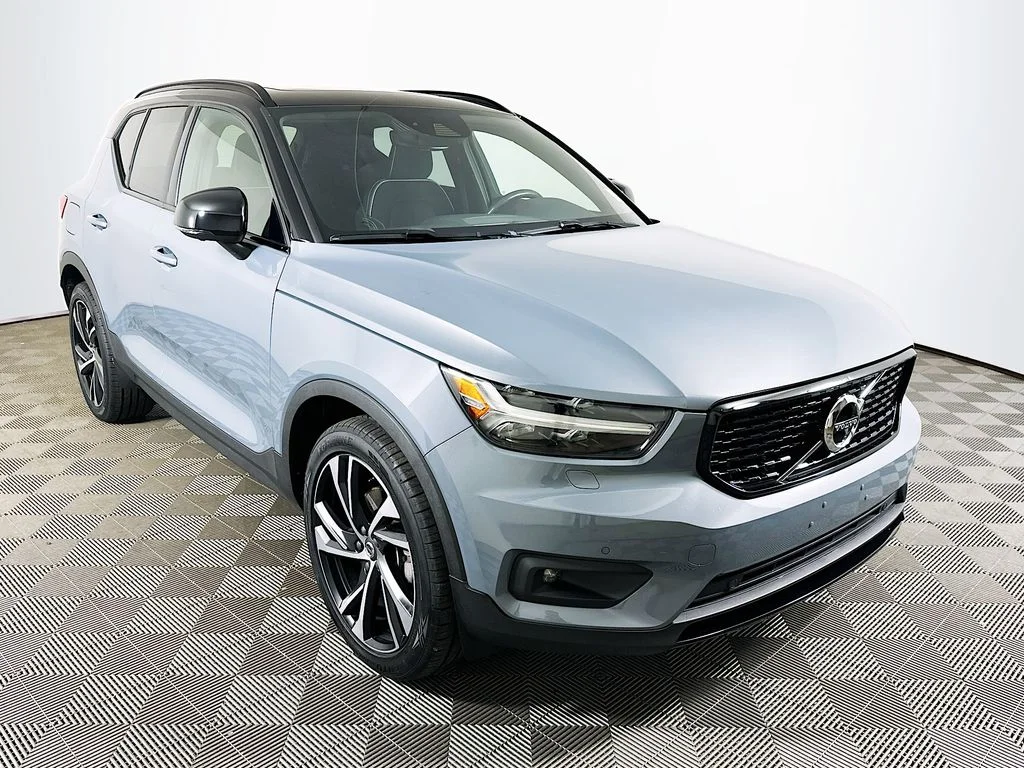 Used 2021 Gray Metallic Volvo R-Design image 3