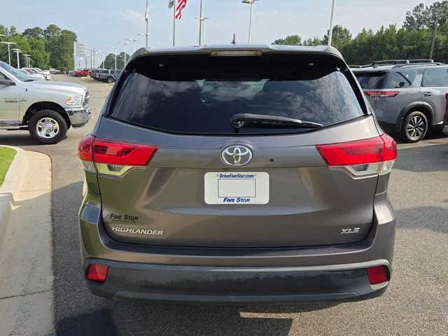 Used 2019 Gray Toyota XLE image 11