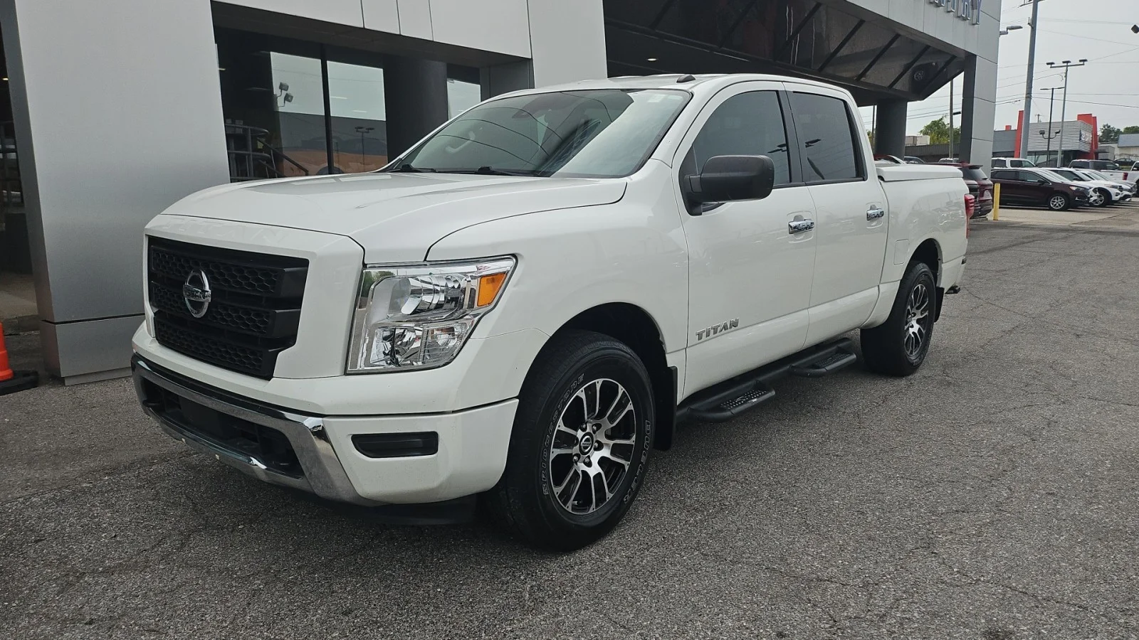 Used 2021 Glacier White Nissan SV 4WD image 8