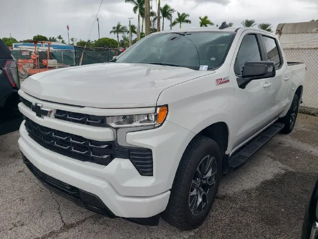 Used 2025 Summit White Chevrolet RST image 1