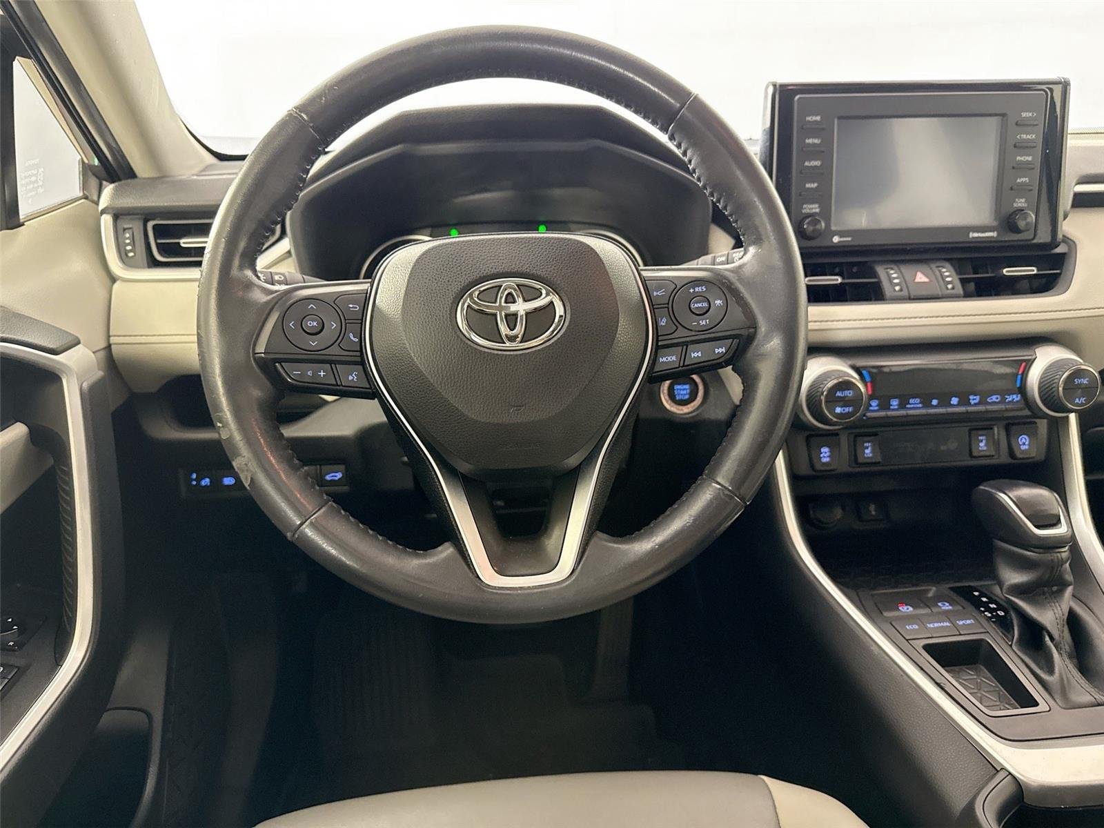 Used 2020 Magnetic Gray Metallic Toyota XLE Premium image 29