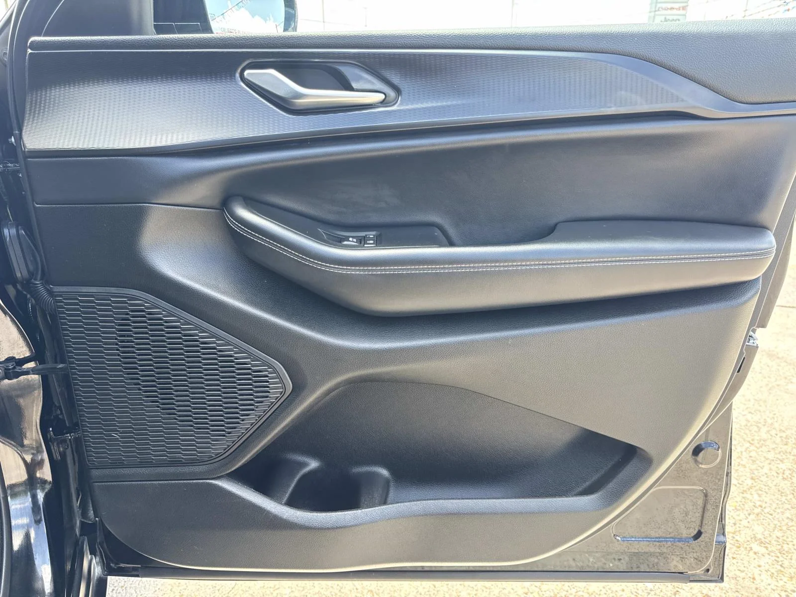 Used 2023 Diamond Black Crystal Pearlcoat Jeep Altitude image 13