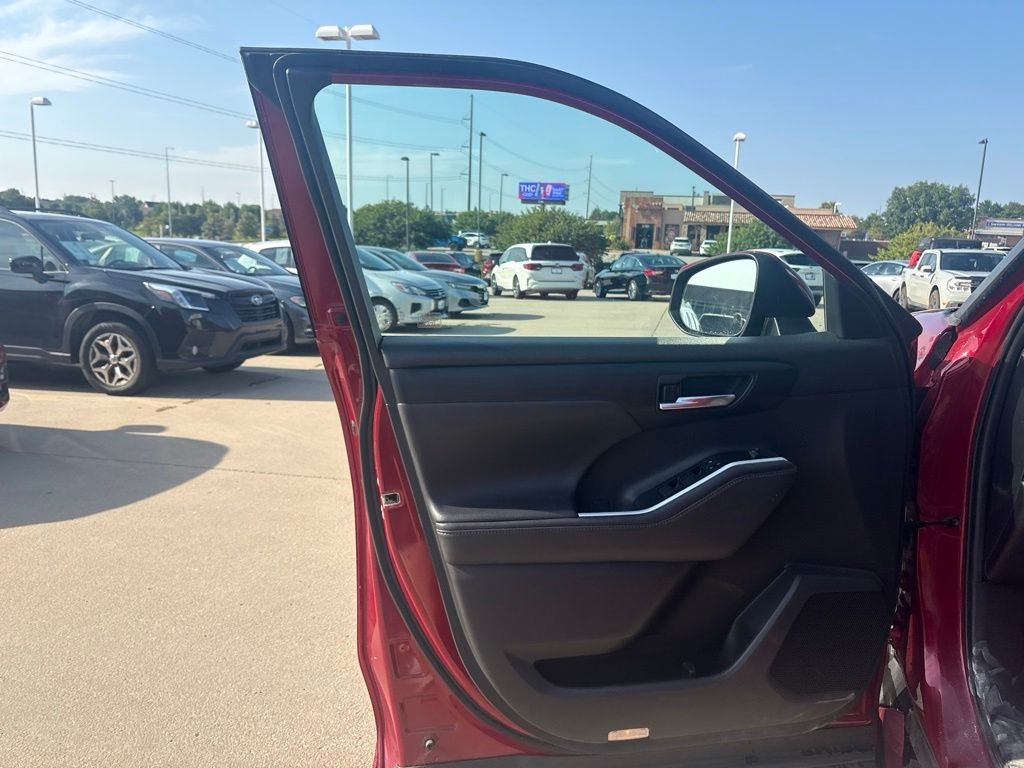 Used 2020 Pearl Toyota XLE image 8