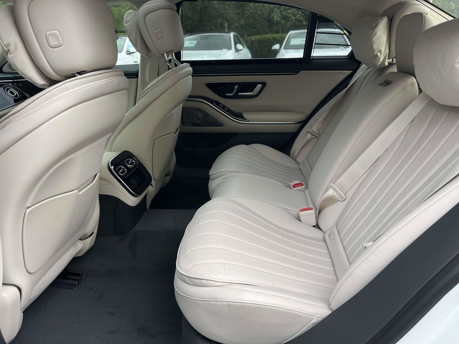 New 2027 MANUFAKTUR Moonlight White Metallic Mercedes-Benz S 500 4MATIC® Sedan image 39