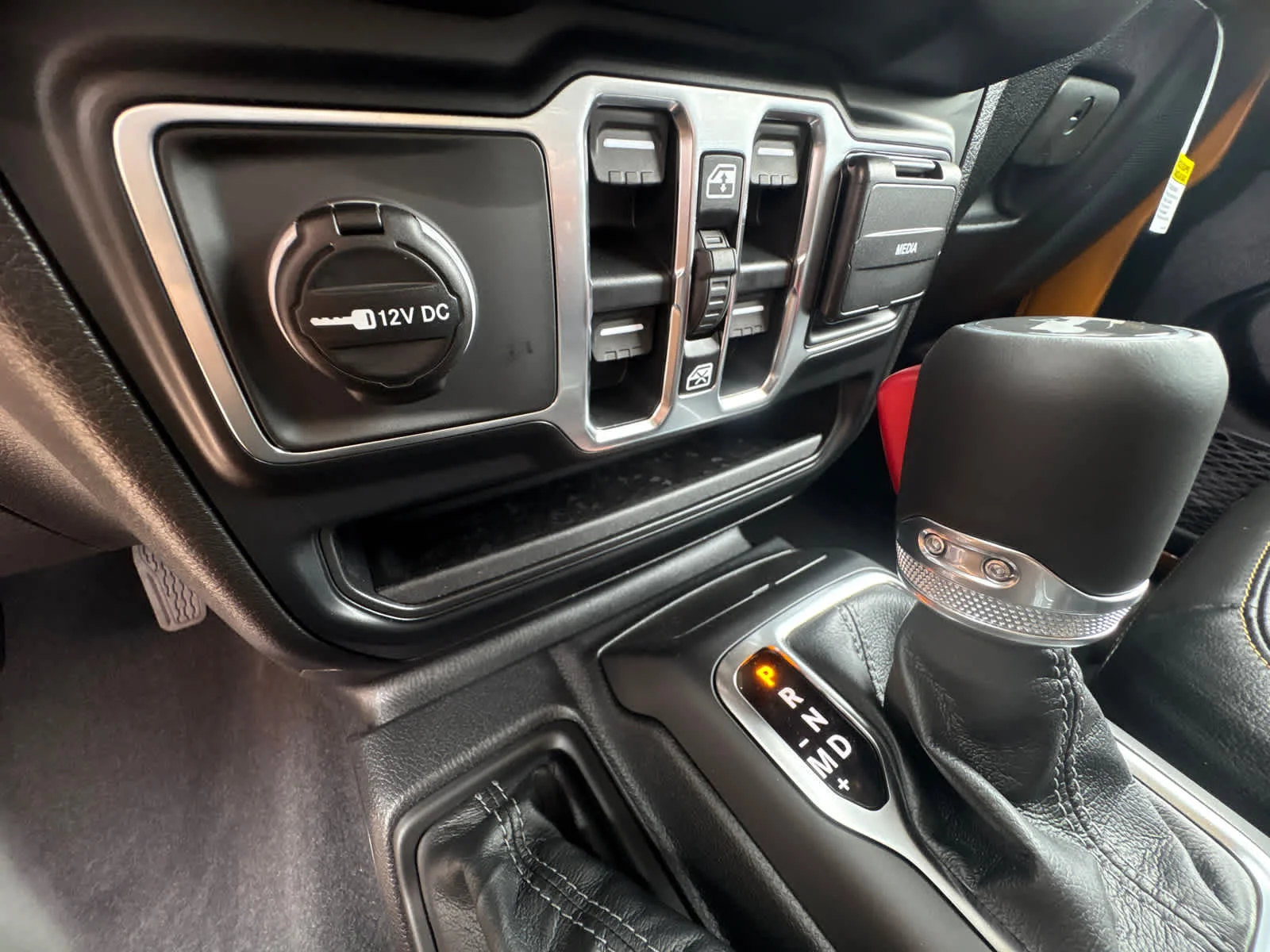New 2026 Goldilocks Exterior Paint Jeep Sahara image 27