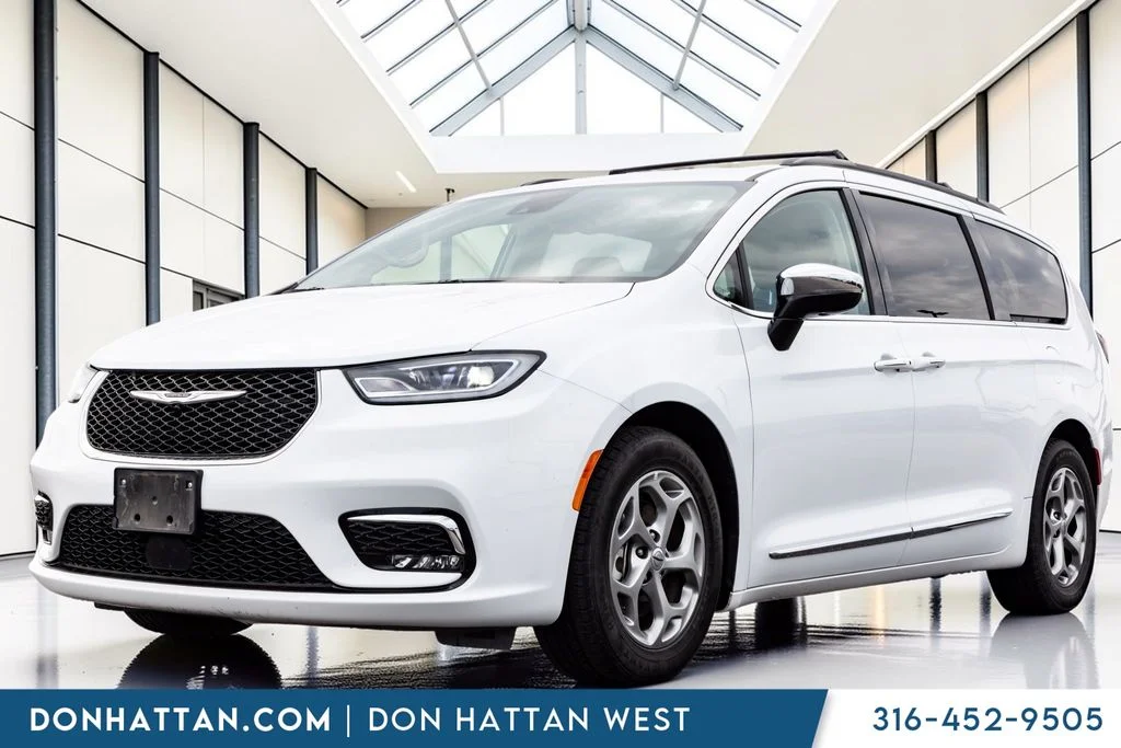 2023 Chrysler Pacifica Limited's photo