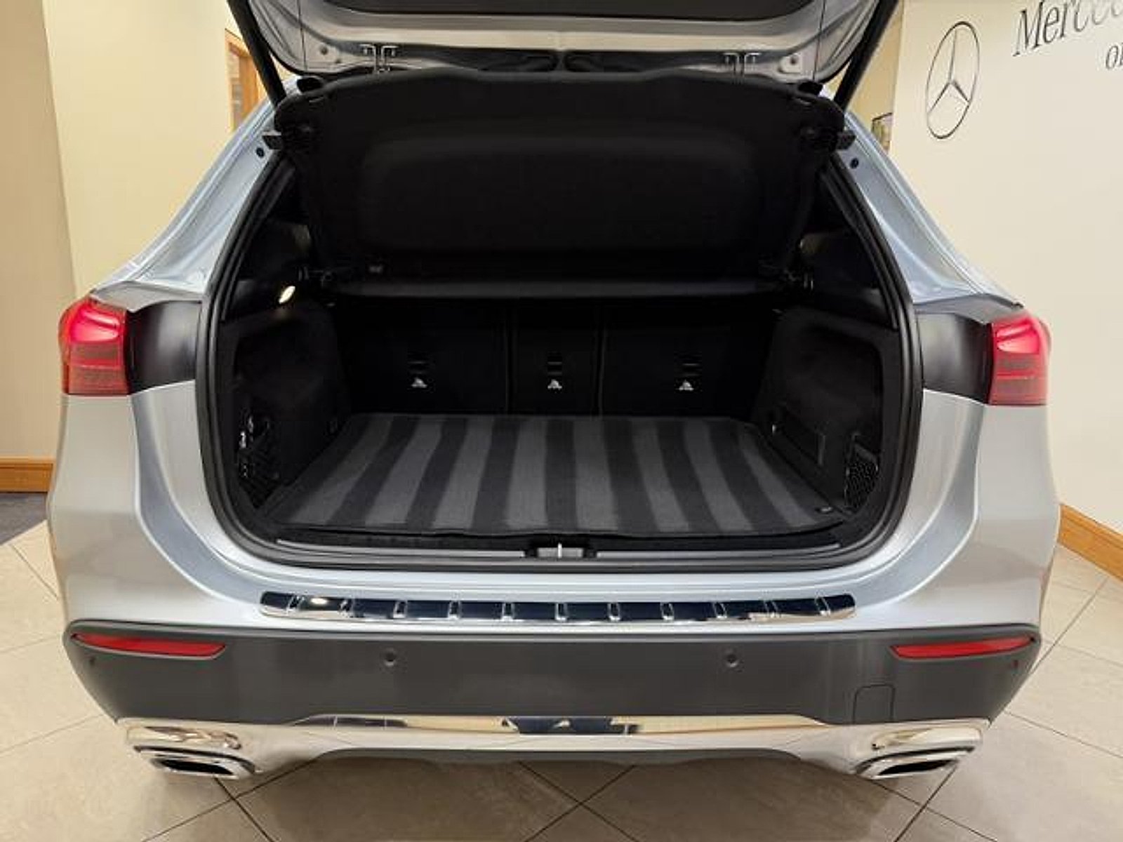 Used 2025 Cirrus Silver Metallic Mercedes-Benz 4MATIC® image 21