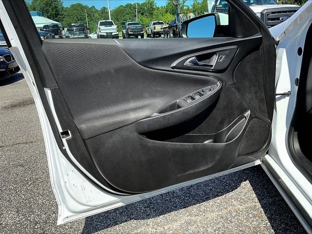 Used 2025 White Chevrolet LT image 9
