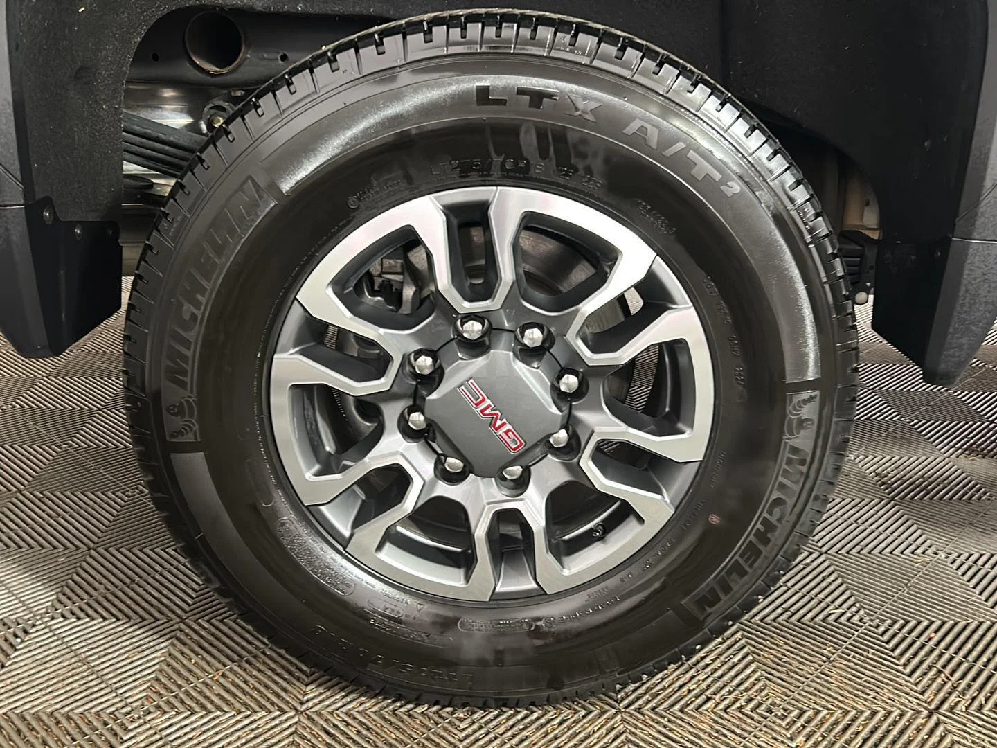Used 2025 Sterling Metallic GMC SLE image 3