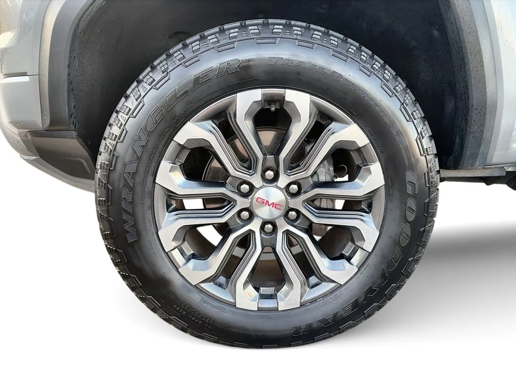 Used 2025 Silver GMC Denali image 34
