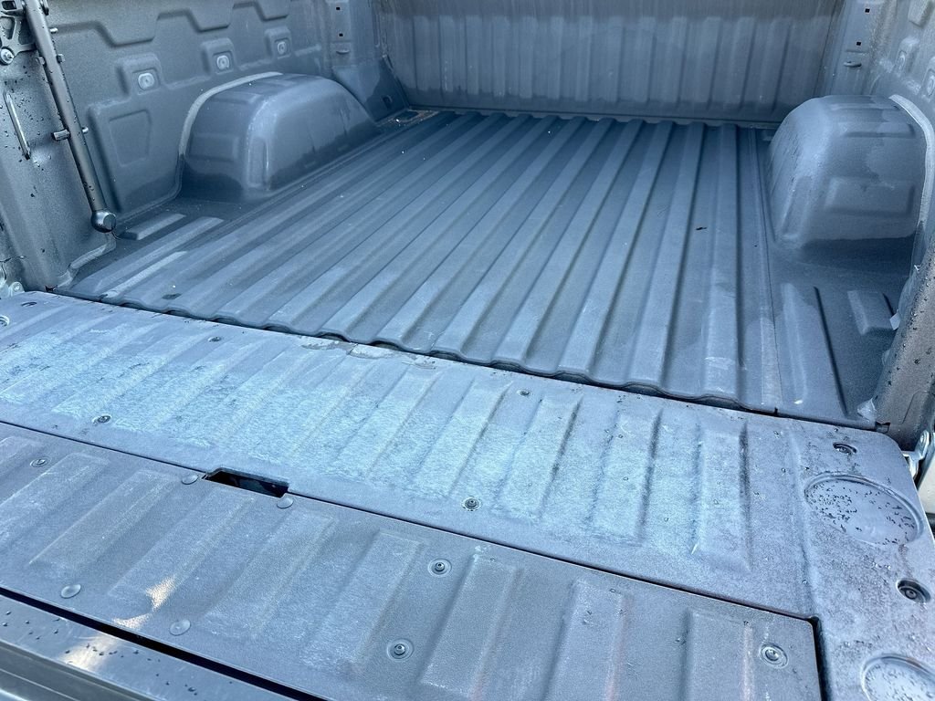 Used 2025 Silver GMC Elevation image 13