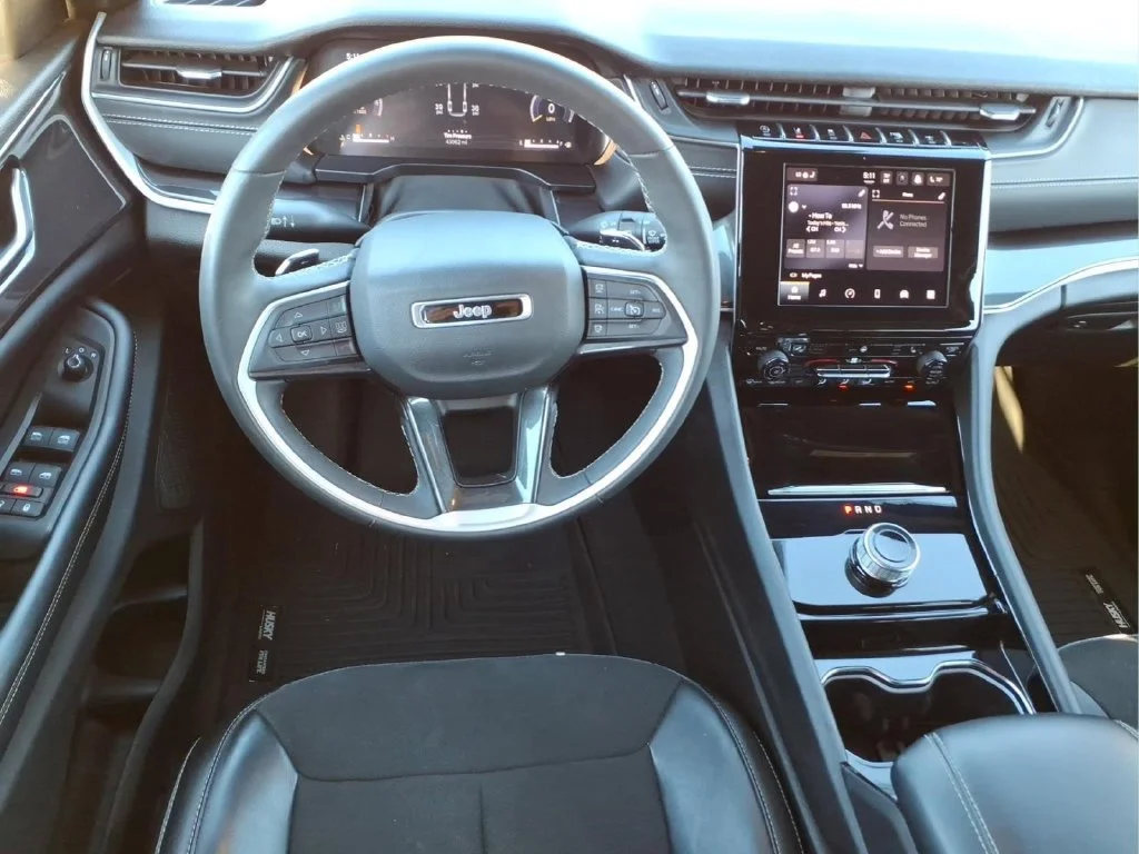 Used 2023 Gray Jeep Altitude image 18