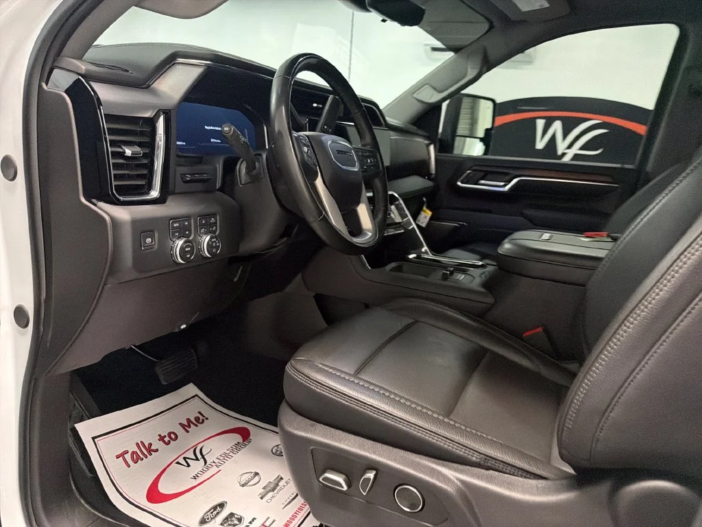 Used 2024 White GMC Denali image 9