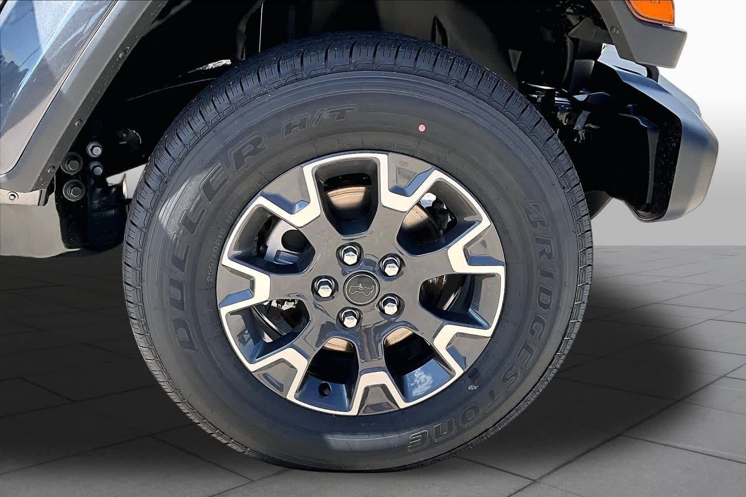 New 2026 Granite Crystal Metallic Clear-Coat Exterior Paint Jeep Sahara image 12