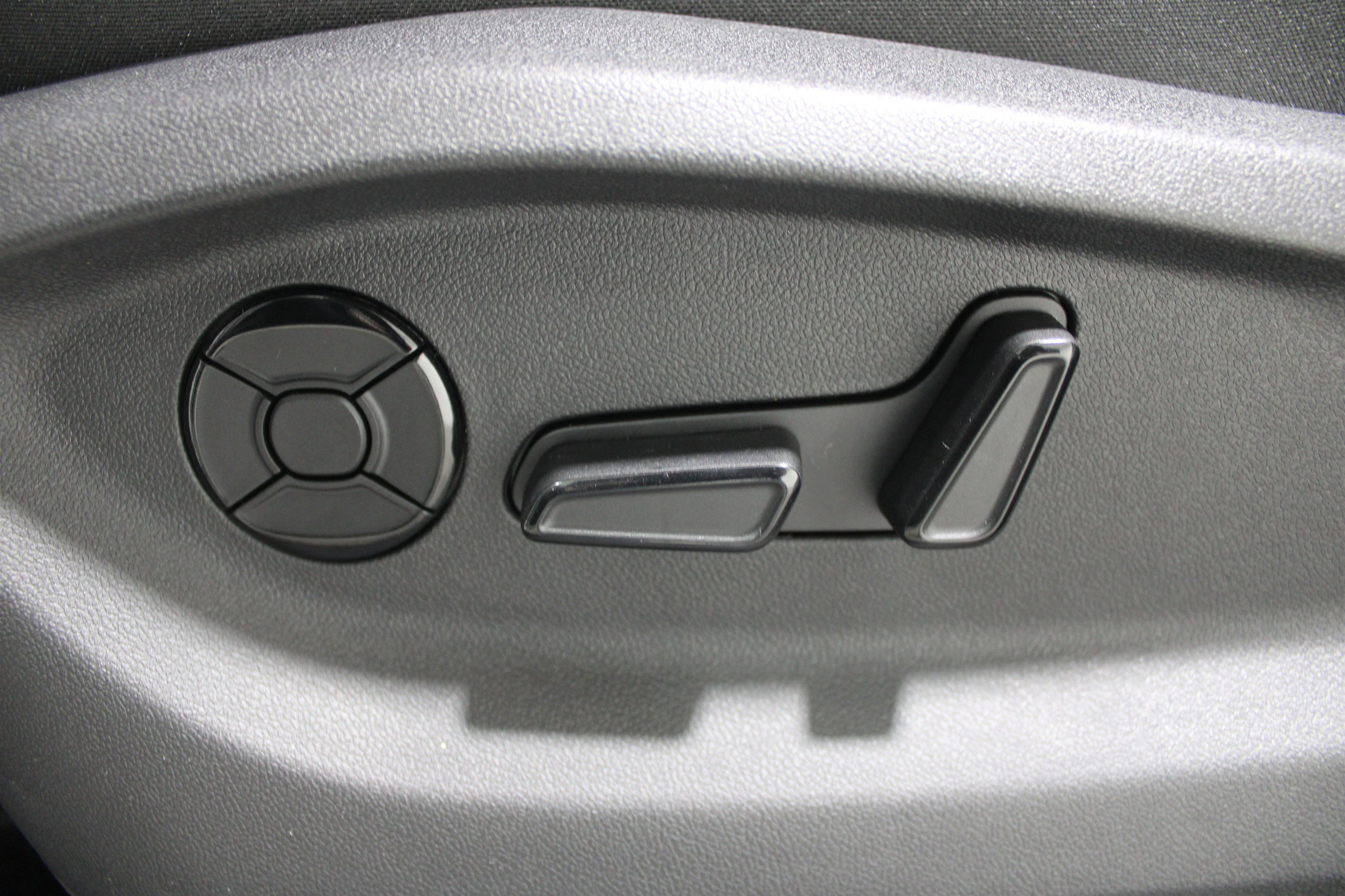 New 2026 Pure White Volkswagen SE image 4