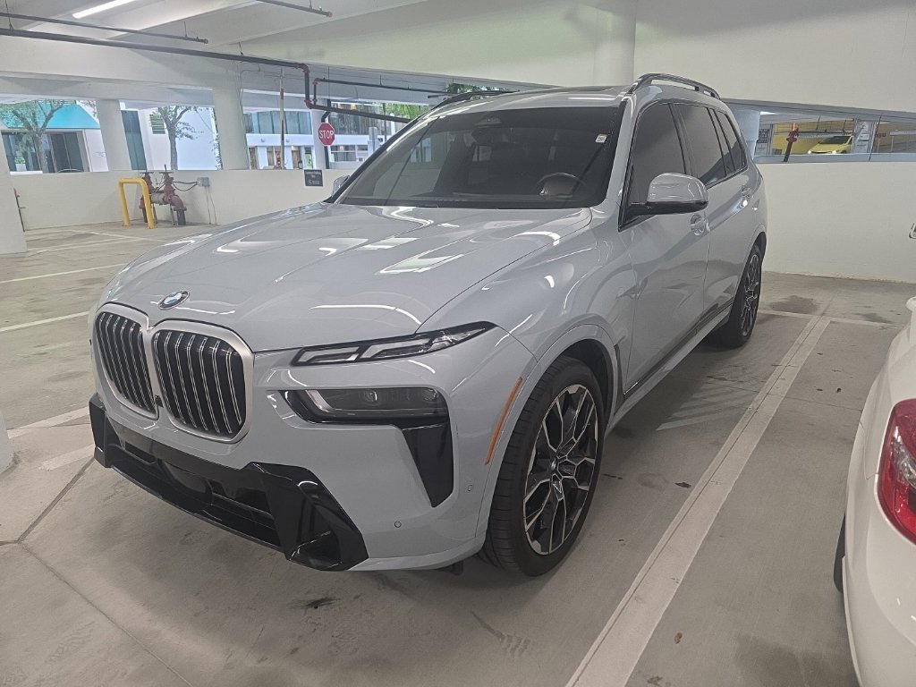 Used 2024 Gray BMW xDrive40i image 3