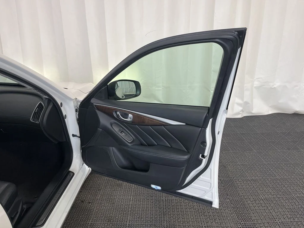 Used 2018 White INFINITI 3.0t LUXE image 19