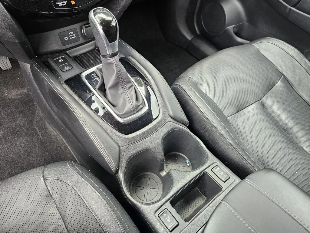 Used 2020 White Nissan SL image 22