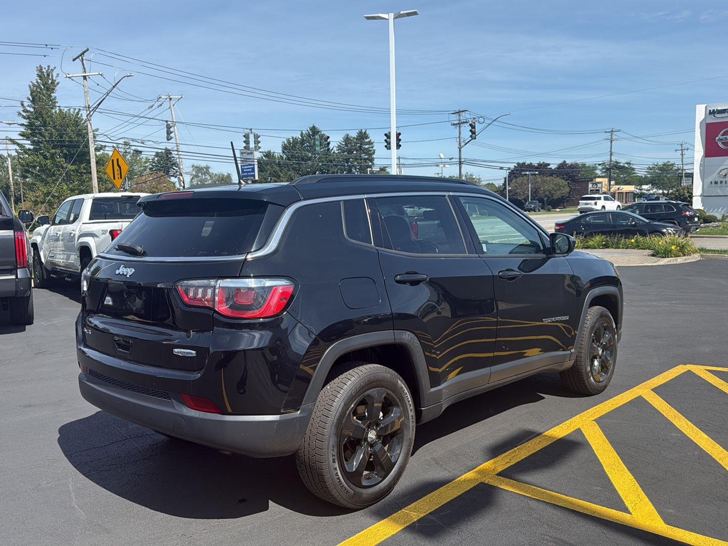 Used 2018 Diamond Black Crystal Pearlcoat Jeep Latitude image 3