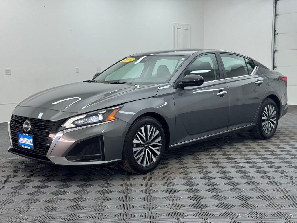 Used 2025 Gun Metallic Nissan 2.5 SV image 2