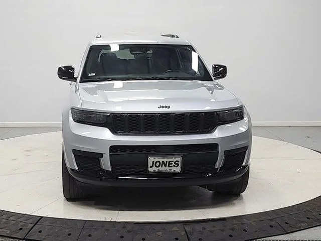Used 2022 Silver Jeep Altitude image 3
