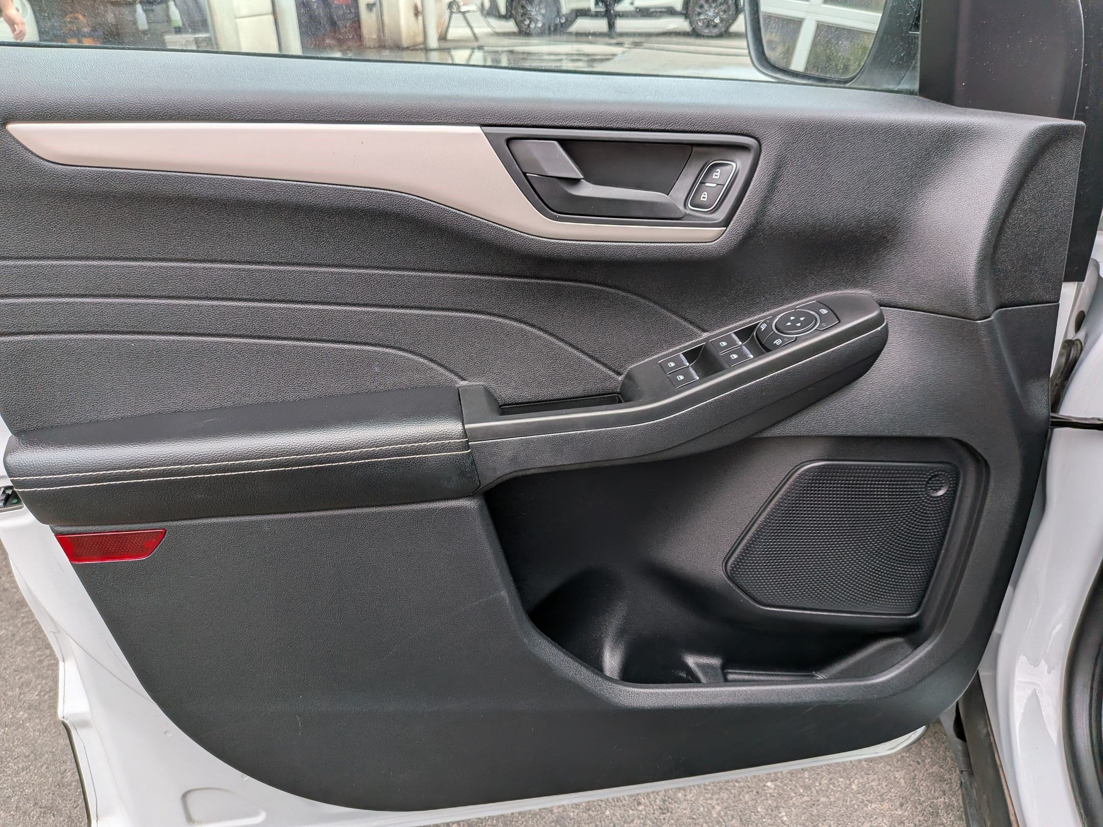 Used 2022 Oxford White Ford SE image 12