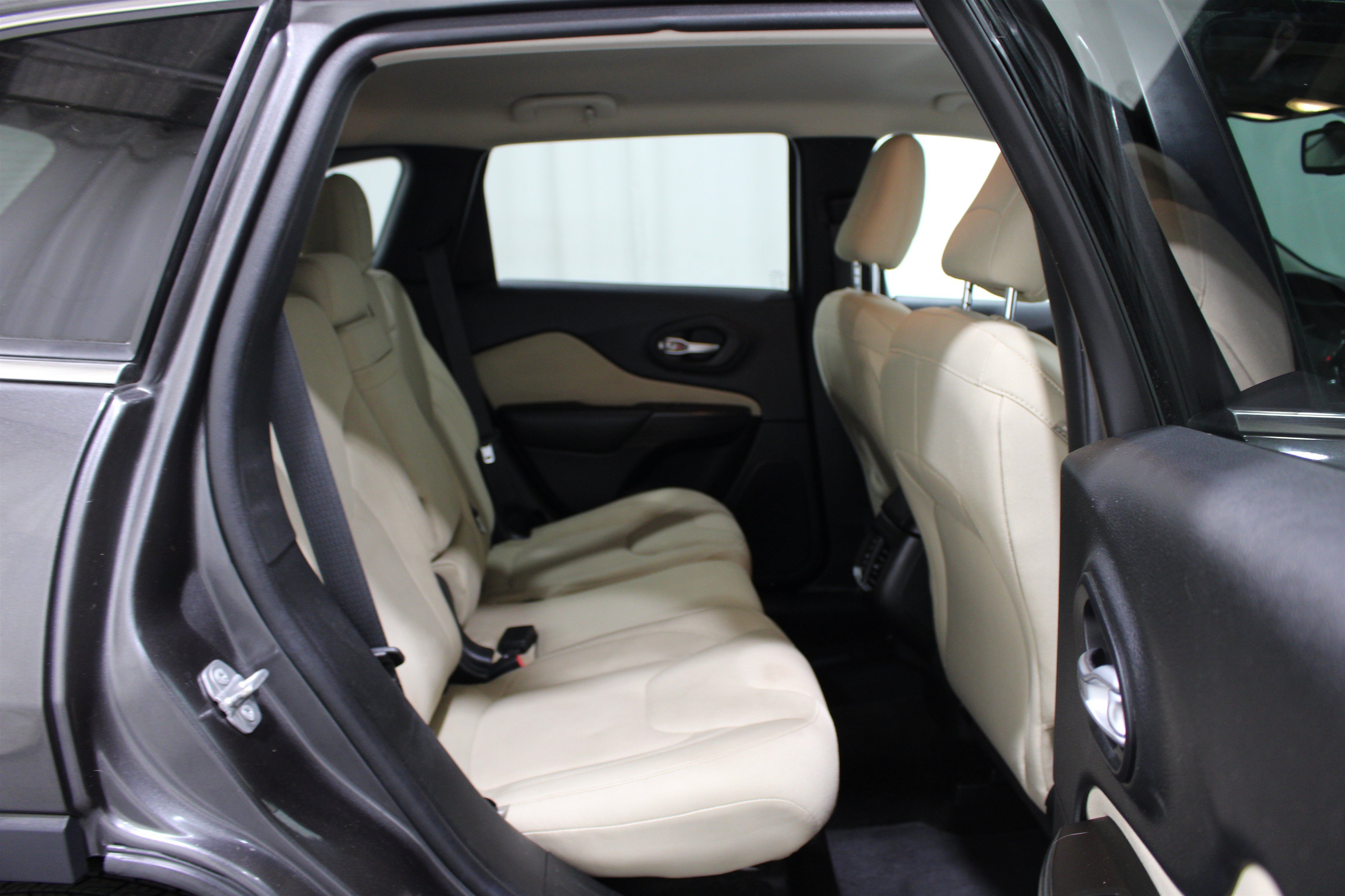Used 2015 Granite Crystal Metallic Clearcoat Jeep Latitude image 22