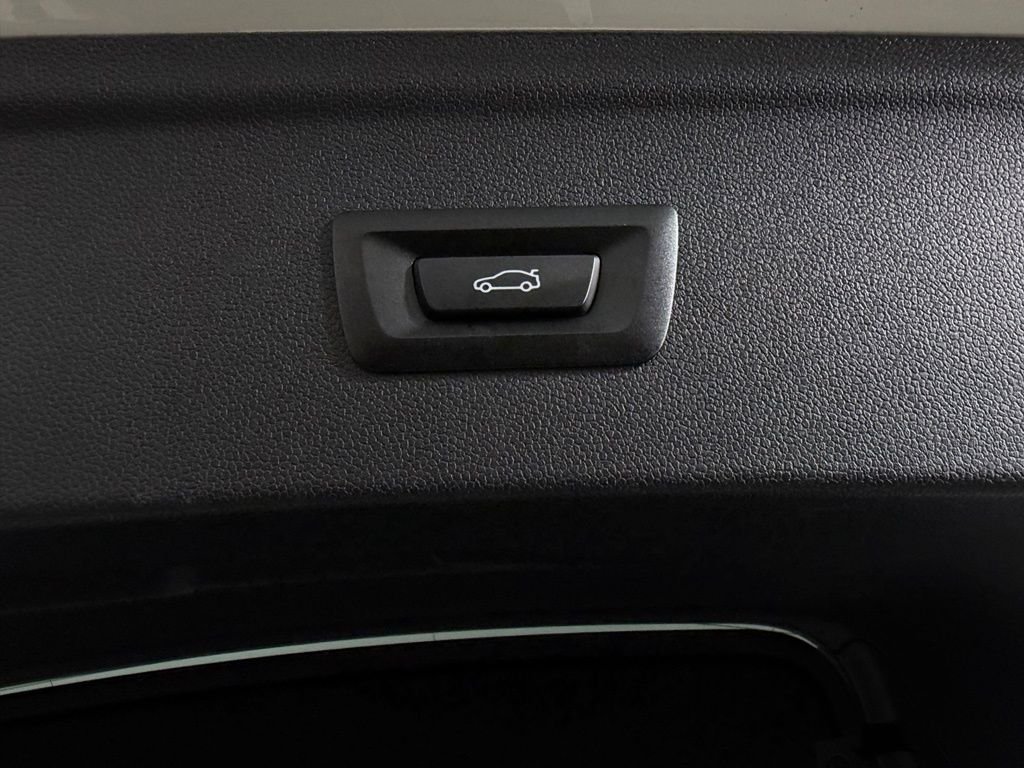 Used 2023 White BMW xDrive50 image 28