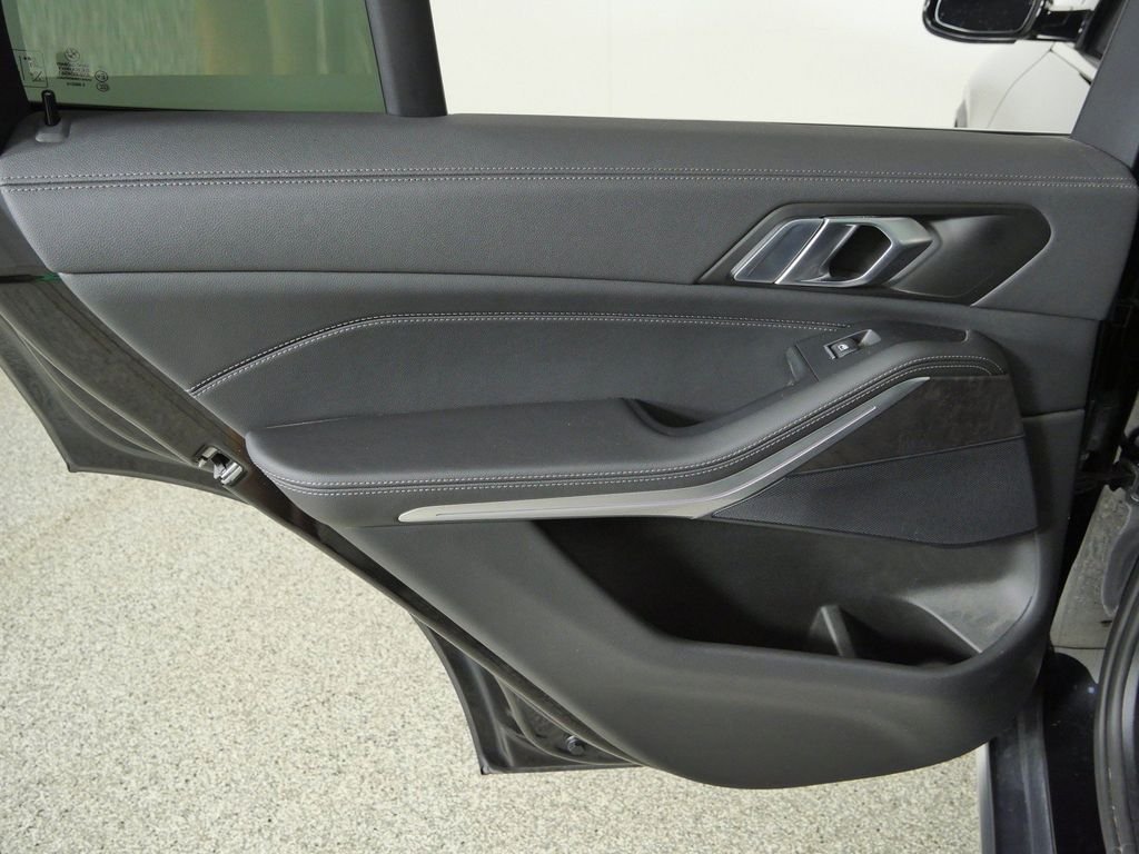 Used 2022 Black Sapphire Metallic BMW xDrive40i image 31
