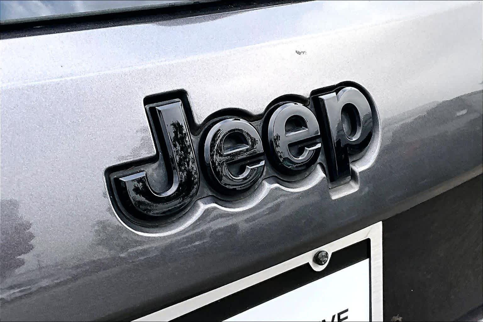 Used 2020 Granite Crystal Metallic Clearcoat Jeep Altitude image 30