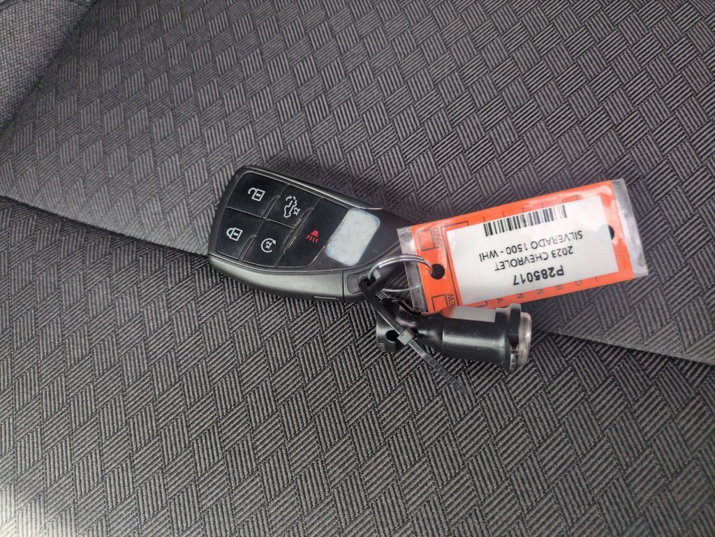 Used 2023 SUMMIT WHITE Chevrolet LT image 28