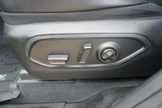 Used 2025  Jeep Laredo X image 16